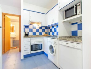 Cabinetry, Möbel, Countertop, Herd, Azurblau, Küche, Interior Design, Haushaltsgerät, Die Architektur, Holz