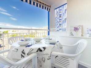 Möbel, Eigentum, Stuhl, Tabelle, Himmel, Azurblau, Blau, Wolke, Interior Design, Die Architektur