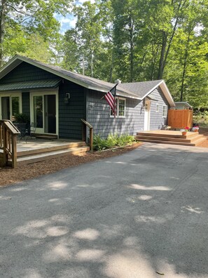 Ample parking for guests in the driveway
