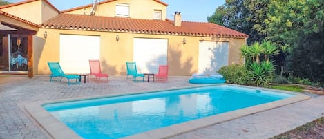 Studio tout confort dans villa avec piscine,  proche Espagne, mer et montagne