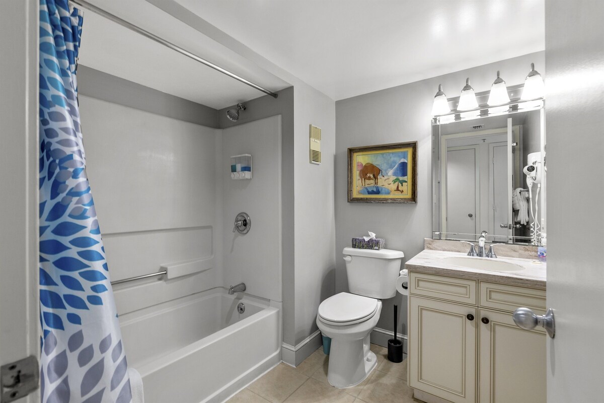 South Hampton 407 w/Outdoor Pool & Beach