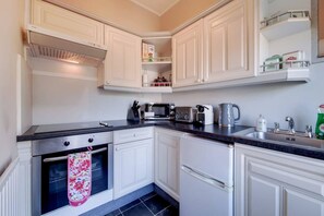 Fully kitted kitchen