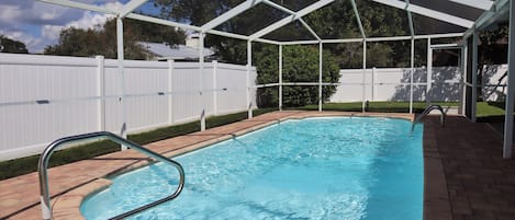 Spacious pool and patio to enjoy the Florida sunshine and weathe - Spacious pool and patio to enjoy the Florida sunshine and weather!