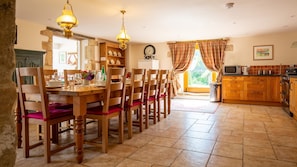 Kitchen-dining room, Tom's Barn,  Bolthole Retreats