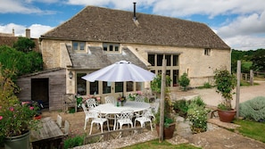 Exterior, patio and dining area, Tom's Barn,  Bolthole Retreats