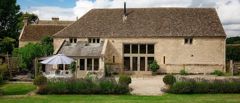 Exterior and garden, Tom's Barn,  Bolthole Retreats