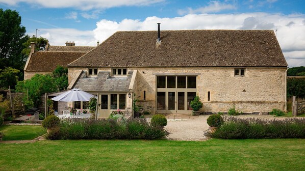Exterior and garden, Tom's Barn,  Bolthole Retreats