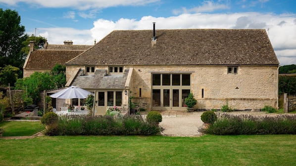 Exterior and garden, Tom's Barn,  Bolthole Retreats