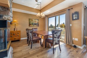 Dining area with seating for 6 and views of the mountain