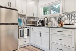 Full equipped kitchen with gas stove and over