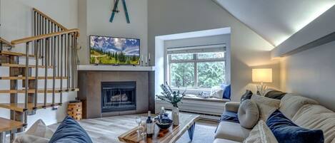 Beautiful 3BR/2Bath Condo in the Lake Placid Lodge! Come stay with us for a memorable family vacation. The fully equipped kitchen, open floor plan, fireplace, air conditioning and proximity to the mountain will make your vacation PERFECT!