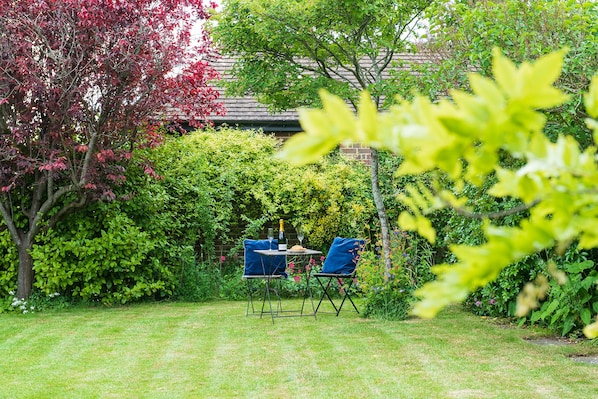 With its south facing aspect, the mature landscaped garden provides all day sun late into the evening. The mature trees, hedging and planting ensures privacy during your stay and the Weber BBQ