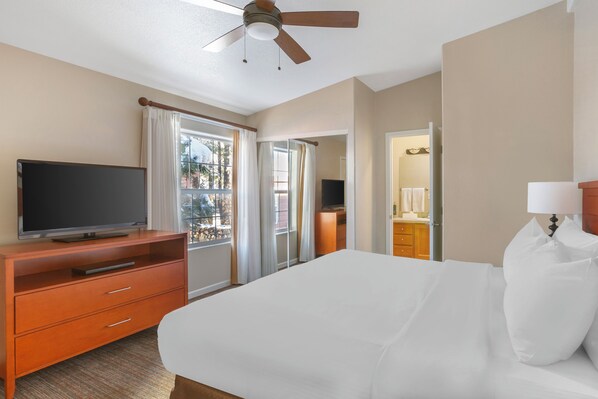 Unit with 1 King bed (1st bedroom)