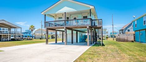 Beautiful 3 bedroom 2 bath plus outdoor shower 1/2 mile from the beach.