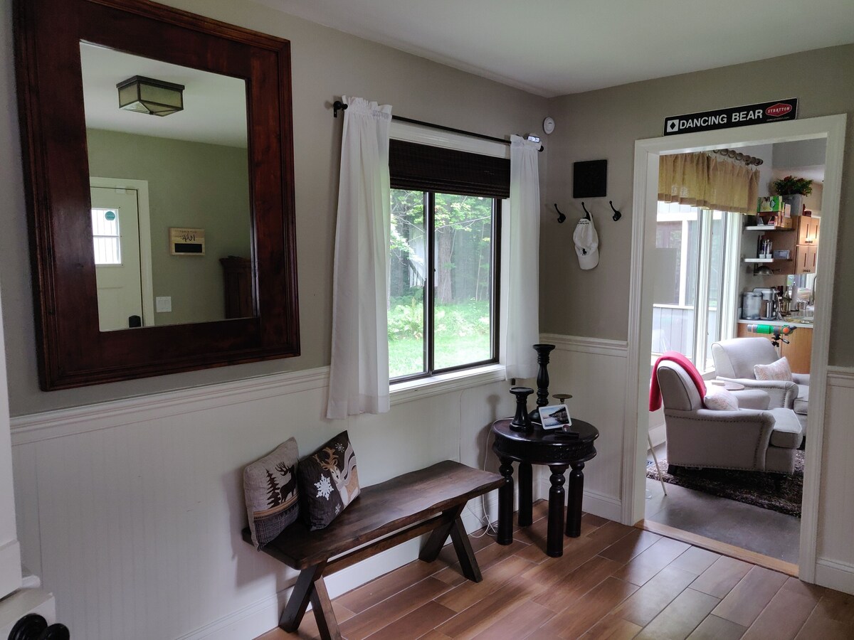 4+BR pet-friendly w/ hot tub & Stratton parking!