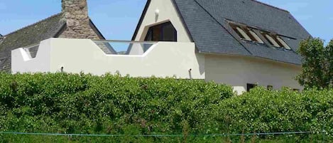 vue exterieure de la maison et de la terrasse