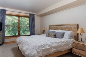 Master Bedroom, King Bed