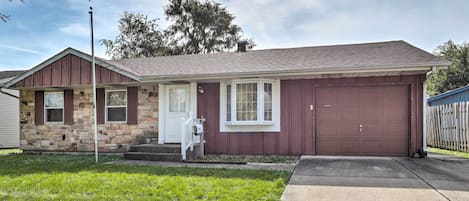 Glendale Heights Vacation Rental | 2BR | 2BA | 972 Sq Ft | 2 Steps to Access