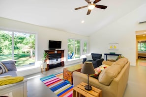 Living Room | Central Heating & A/C | Free WiFi | Twin Sleeper Sofa