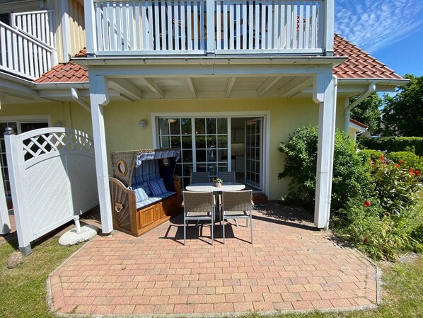Terrasse mit Strandkorb