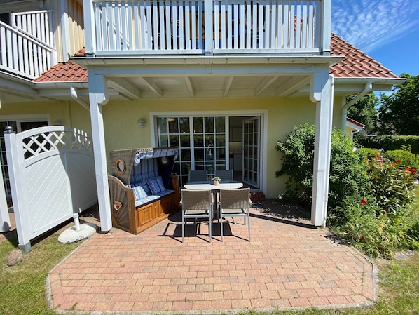 Terrasse mit Strandkorb