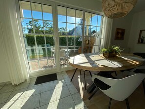 Eßtisch mit Blick in den Garten