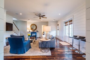 FIRST FLOOR LIVING ROOM W/LARGE FLATSCREEN TV