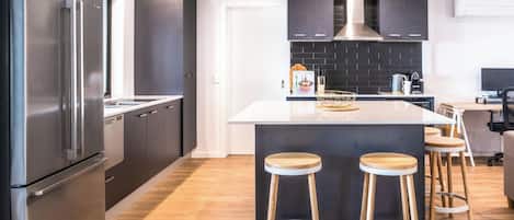 Modern open plan kitchen with island seating.
