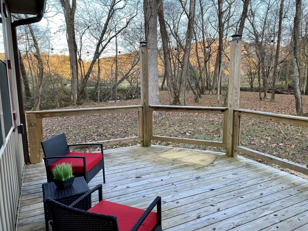 MOUNTAIN & RIVER VIEW, HOT TUB, FIREPLACES & FIRE PIT, WIFI, DOGS Ok, TV’s