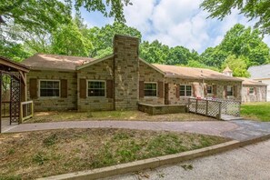 Cozy Cottage/Cabin Style Home