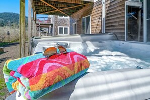 6 Person hot tub access through lower bedroom room
