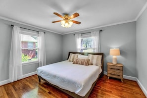 Cozy King Bed With 4 Cloud-Like Pillows