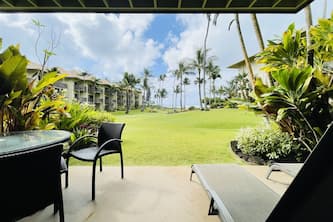 Lae Nani 414 is Beautiful! Ground Floor Oceanfront Condo Sleeps 6 with A/C