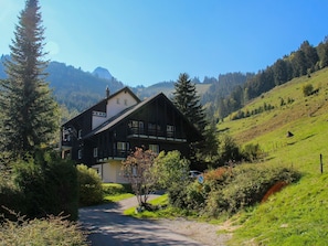 Sky, Plant, Mountain, Window, Building, Tree, Natural Landscape, Larch, House, Land Lot