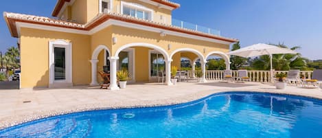 Water, Sky, Plant, Property, Building, Swimming Pool, Blue, Azure, Cloud, Seaside Resort