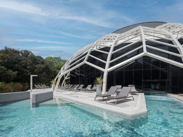 Water, Sky, Cloud, Swimming Pool, Shade, Building, Plant, Composite Material, Real Estate, Leisure