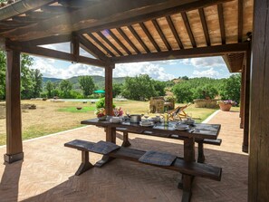 Pflanze, Himmel, Eigentum, Tabelle, Schatten, Holz, Interior Design, Baum, Gartenmöbel, Außenbank