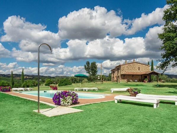 Wolke, Himmel, Pflanze, Eigentum, Gebäude, Blume, Natur, Baum, Grundstueck, Natürliche Landschaft