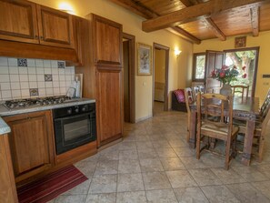 Propriété, Cabinetry, Meubles, Comptoir, Appareil De Cuisine, Bois, Chaise, Sol, Design Intérieur, Cuisine