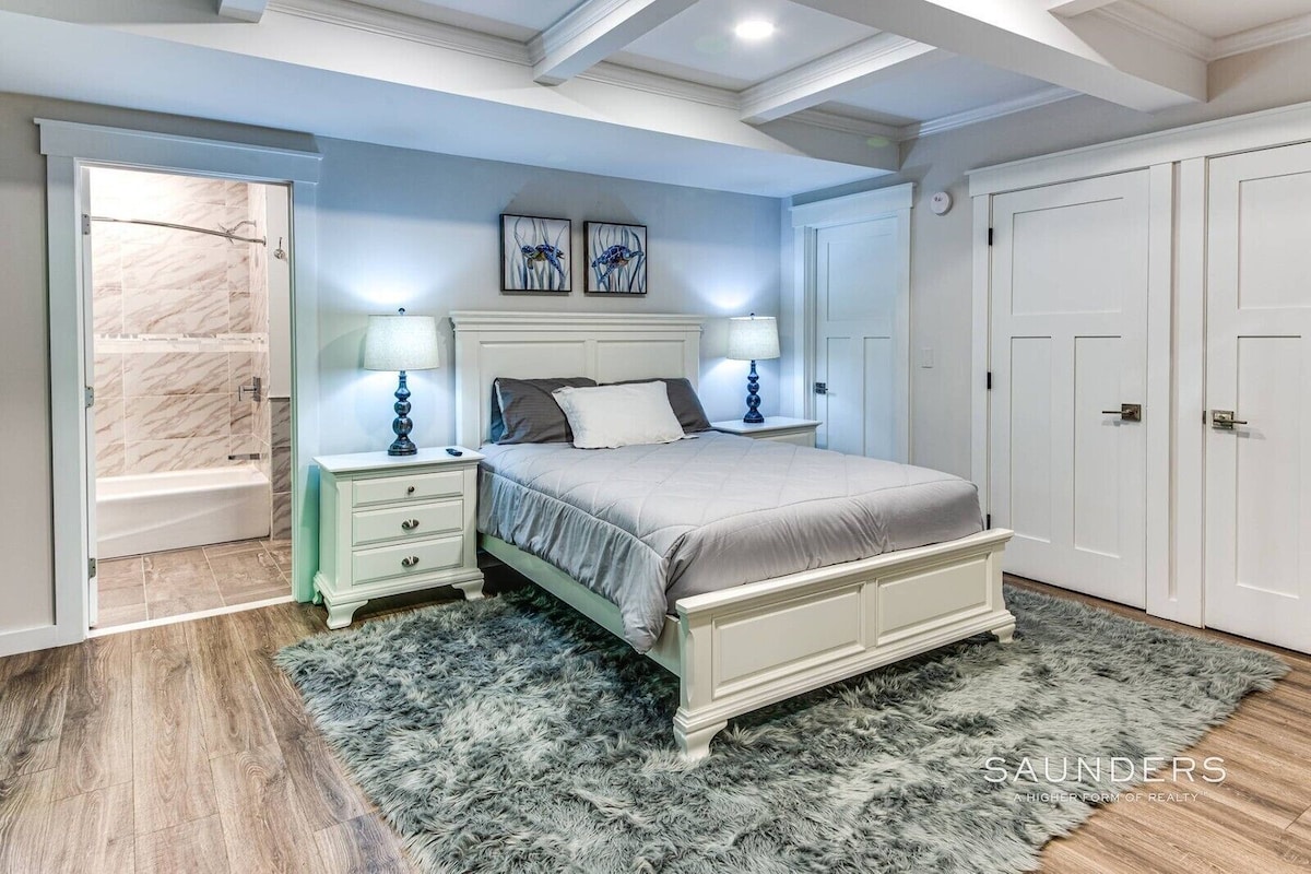 Beautiful, fully updated, Spacious East Hampton home minutes from town and beach