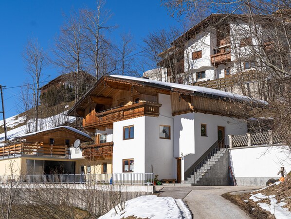 Außenseite Ferienhaus [Winter]