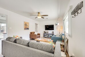 Living Room | Free WiFi | Smart TV