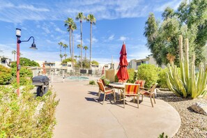 Community Patio & Pool | Outdoor Dining w/ Gas Grill