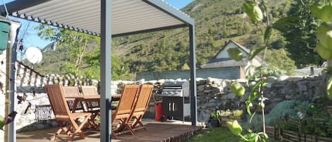 terrasse avec pergola, barbecue  (autre table disponible)