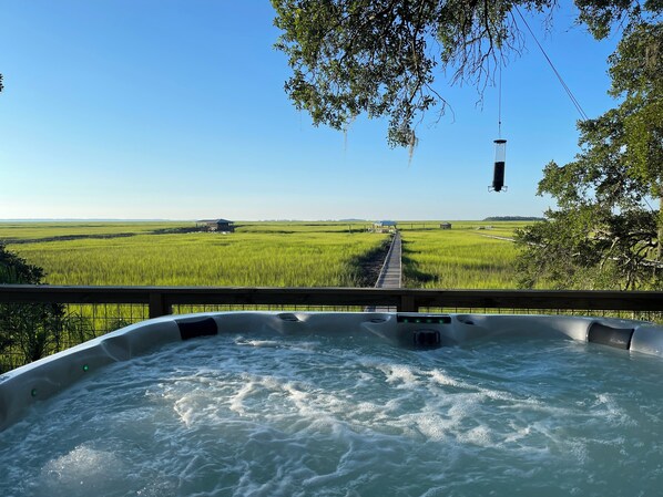Outdoor spa tub