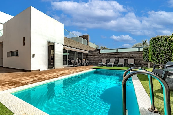 The pool/terrace area with a private heated pool for free at 28º 