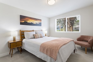 Primary Bedroom - Queen Bed