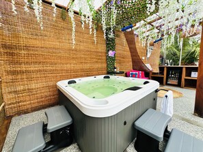 Indoor spa tub