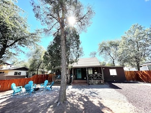 Large enclosed front yard w/ porch, fire pit and horseshoes 