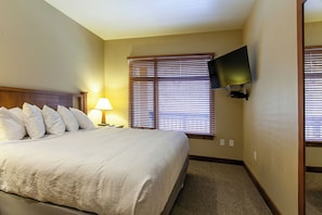Bedroom with 1 King Bed